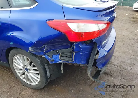 2014 Ford Focus Titanium z USA, uszkodzony, nr VIN 1FADP3J26EL253124